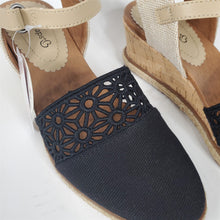 Load image into Gallery viewer, BARETRAPS Olicia Women's Wedge Sandal Black Size 8 NIB