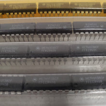 Load image into Gallery viewer, Motorola MC14013BCP IC Dual D-Type Flip-Flops 14DIP NOS 92 pcs Lot
