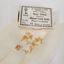 Load image into Gallery viewer, Mustad Qual.35518 No.18 Goldplated Treble Hooks Norway Box