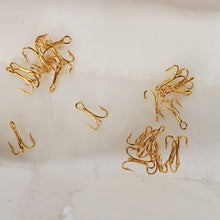 Load image into Gallery viewer, Mustad Qual.35518 No.18 Goldplated Treble Hooks Norway Box