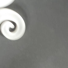 Load image into Gallery viewer, Payton Flameworks Curl frosted handblown glass bottle stopper